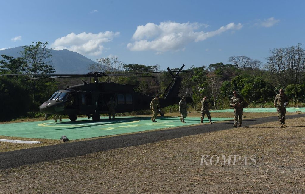 Tentara Amerika Serikat turun dari helikopter untuk mengikuti upacara pembukaan Latihan Bersama Super Garuda Shield Tahun 2023 di Puslatpur 5 Baluran, Situbondo, Kamis (31/8/2023).
