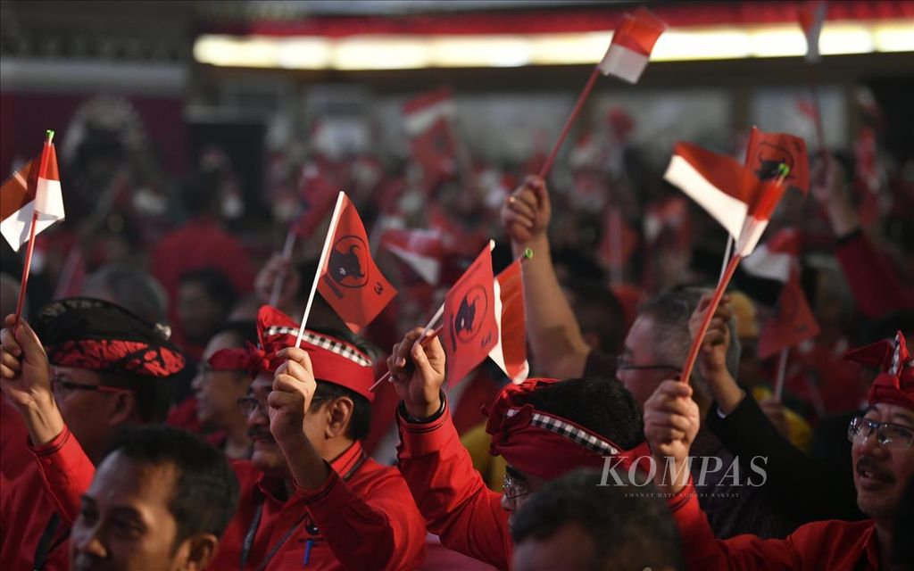 Participants in the congress waved the Indonesian flag and their party flag during the opening of the 5th Congress of PDI-P at Grand Inna Bali Beach Hotel, Bali on Thursday (8/8/2019).