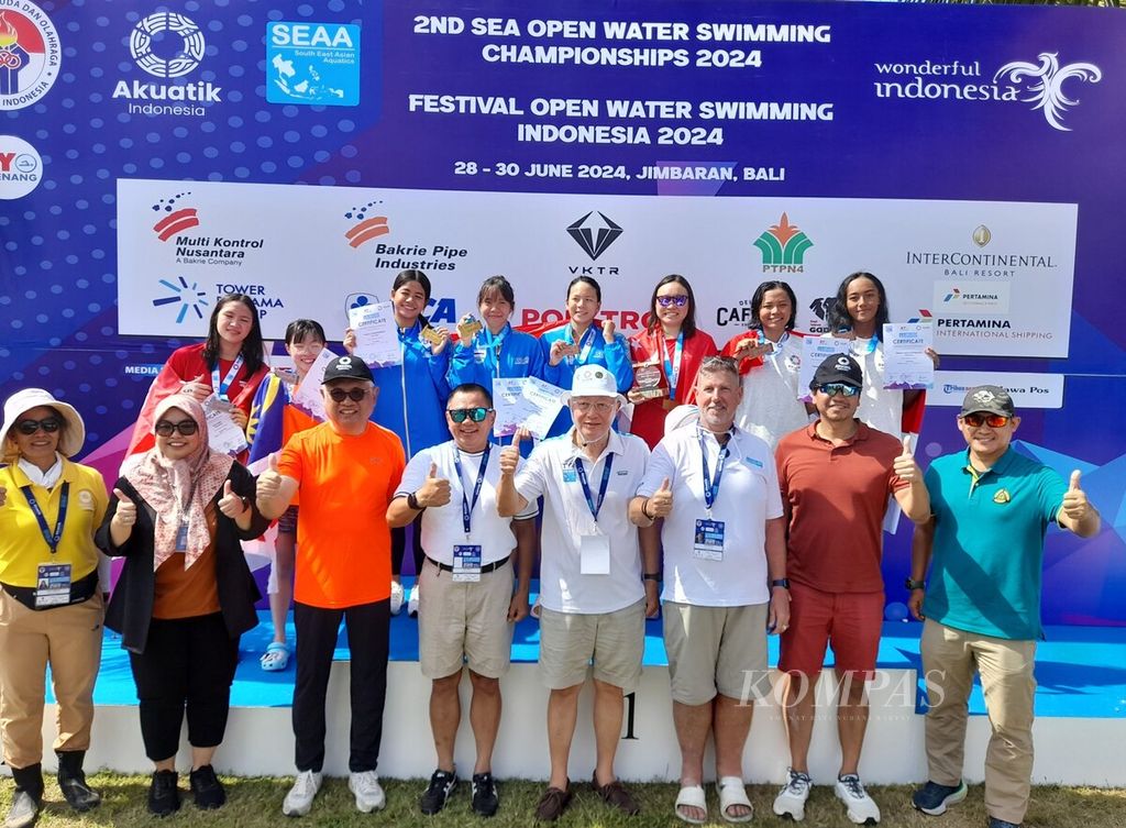 Pengurus Akuatik Indonesia bersama President of Southeast Asian Aquatics Jeffery Leow (keempat, kanan) dan juara nomor 10 Kilometer putri 2nd Southeast Asian OWS di Pantai Jimbaran, Bali, Sabtu (29/6/2024). 