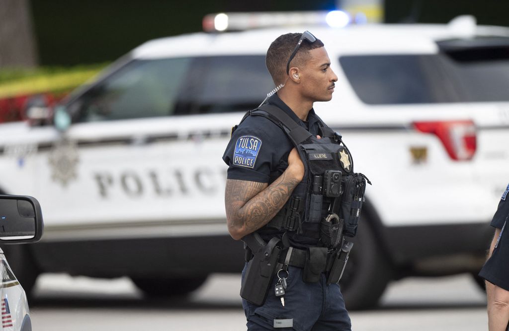 Kepolisian berjaga-jaga di sekitar lokasi penembakan brutal di Tulsa, Oklahoma, AS, Rabu (1/6/2022) waktu setempat. Penembakan massal adalah bagian dari kekerasan senjata. Terminologi ini didefinisikan sebagai insiden penembakan yang menyebabkan minimal empat korban tewas atau luka.