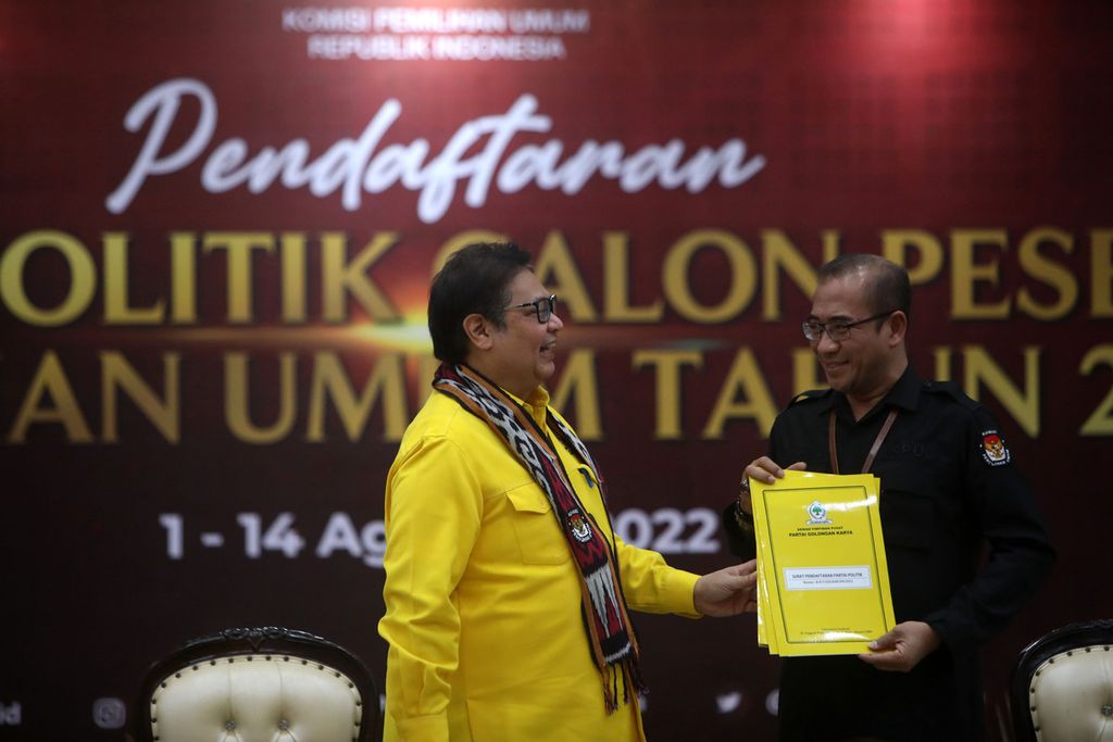 Ketua Umum Partai Golkar Airlangga Hartarto (kiri) menyerahkan berkas pendaftaran partai politik calon peserta Pemilu 2024 kepada Ketua KPU Hasyim Asy'ari di Kantor KPU, Jakarta, Rabu (10/8/2022). Golkar melakukan pendaftaran berurutan dengan Partai Amanat Nasional dan Partai Persatuan Pembangunan. Ketiga partai ini tergabung dalam Koalisi Indonesia Hebat (KIB). 