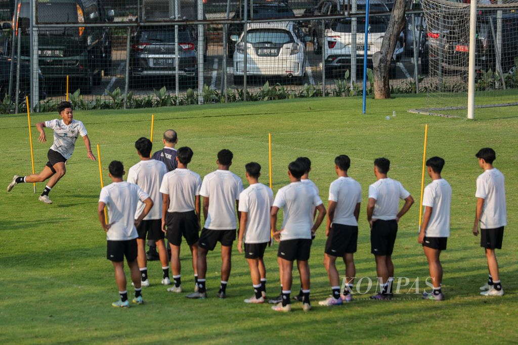 Sesi latihan tim Indonesia U-17 di Lapangan Sepak Bola A Senayan, kompleks Stadion Gelora Bung Karno, Jakarta, Sabtu (16/9/2023). Tim Indonesia U-17 melakukan latihan menjelang pemusatan pelatihan intensif dan laga uji coba di Jerman pada 18 September hingga 24 Oktober 2023. Pemusatan latihan tersebut guna mempersiapkan tim Indonesia U-17 di Piala Dunia U-17. Diketahui tim Indonesia U-17 akan menghadapi Ekuador, Maroko, dan Panama di Grup A. 
