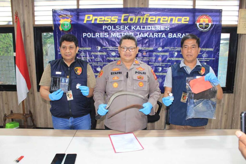 Petugas Kepolisian Sektor Kalideres menunjukkan barang bukti celurit dalam kasus penganiayaan pemuda berinisial M (34) oleh empat temannya di Jakarta Barat, Kamis (27/7/2023).