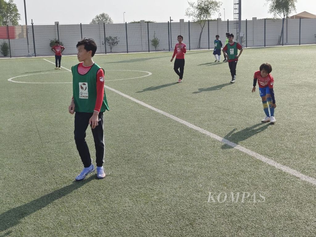 Anak-anak diaspora Indonesia yang tergabung dalam Al Khor Junior FC menjalani latihan, Jumat (2/12/2022), di Distrik Al Khawr, Al Khor, Qatar. Mereka meniti cita-cita menjadi pemain profesional di Qatar.