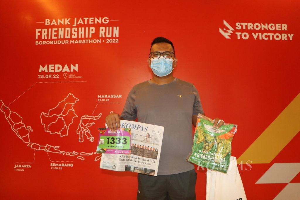 Pelari pemula, Marwan Lubis (35), berfoto setelah mendapat <i>race pack </i>untuk Bank Jateng Friendship Run 2022, di Medan, Sabtu (24/9/2022). Friendship Run yang merupakan bagian dari Borobudur Marathon 2022 itu akan dilaksanakan di Medan, Minggu (25/9/2022). 