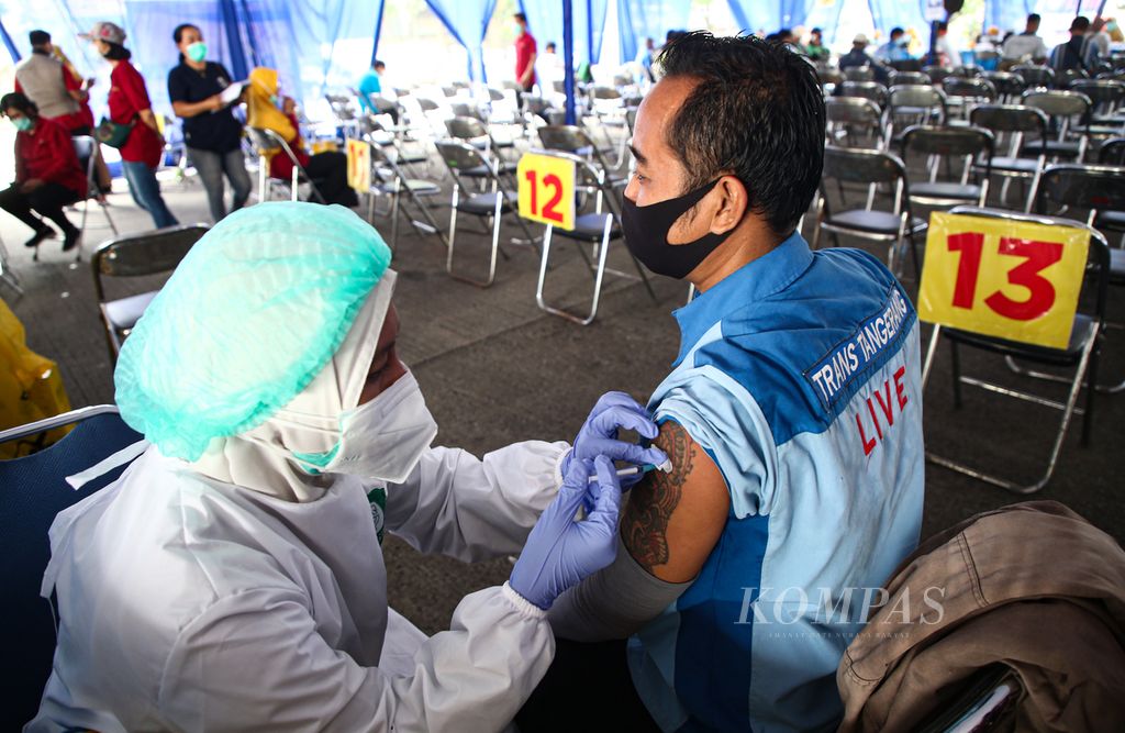 Awak angkutan umum Trans-Tangerang menerima suntikan vaksin Covid-19 dosis pertama dalam kegiatan vaksinasi massal bagi pekerja sektor transportasi di Terminal Poris Plawad, Kota Tangerang, Banten, Kamis (4/3/2021). Pengemudi angkutan umum menjadi salah satu kelompok yang diprioritaskan dalam penyuntikan vaksin Covid-19 tahap dua dengan target 1.000 orang. 