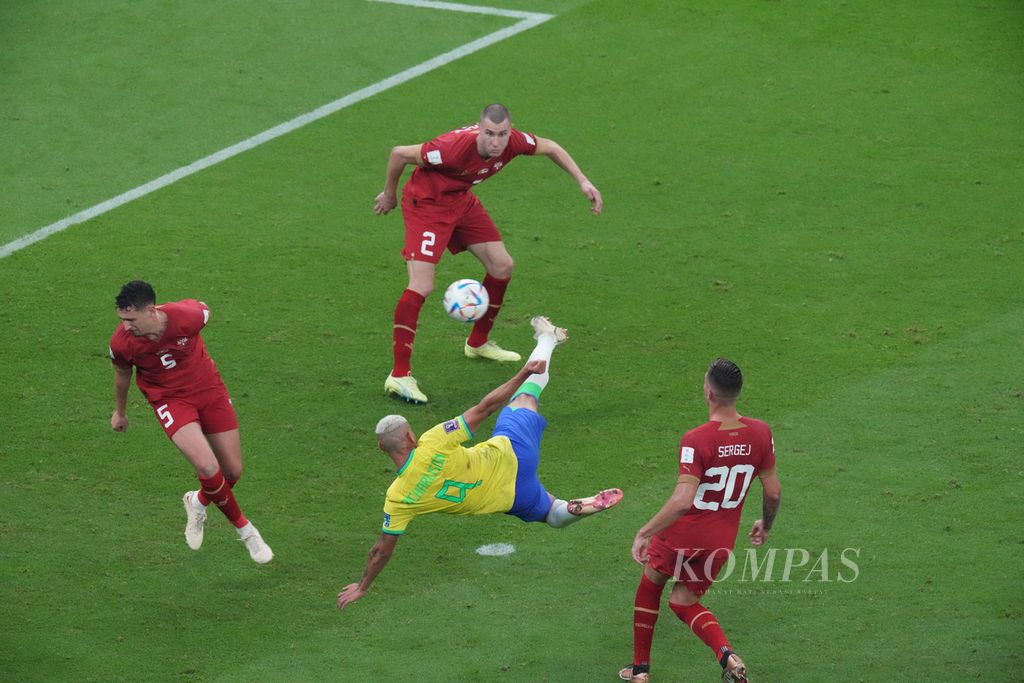 Pemain timnas Brasil Richarlison menendang dengan salto untuk mencetak gol keduanya ke gawang Serbia pada penyisihan Grup G Piala Dunia 2022 di Stadion Lusail, Qatar, Jumat (24/11/2022) dinihari WIB. Brasil Menang 2-0. 