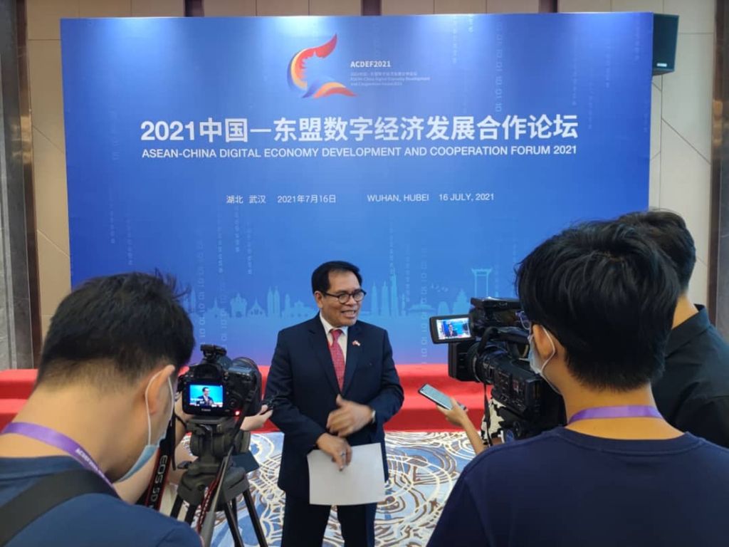 Duta Besar Indonesia untuk China Djauhari Oratmangun melakukan jumpa pers dengan media massa China dalam ajang Forum Kerja Sama Pembangunan Ekonomi Digital ASEAN-China di Wuhan, Jumat (16/7/2021).