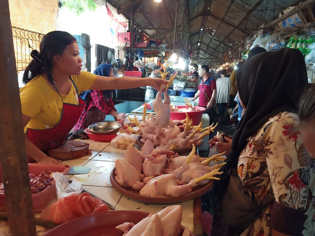 Pedagang daging ayam di kawasan Pasar Minggu, Jakarta Selatan, Kamis, (7/11/2019), melayani pembelian daging ayam. Harga pangan hari ini stabil, termasuk harga penjualan daging ayam. Harga daging ayam ukuran besar ditawarkan dengan harga Rp 40.000 per ekor, sedangkan untuk ukuran kecil Rp 35.000 per ekor.