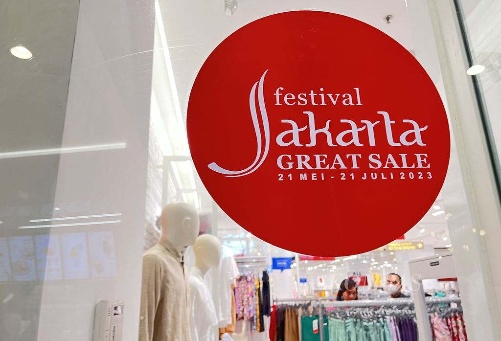A sign at a clothing outlet that enlivened the 2023 Jakarta Great Sale Festival in a shopping center in South Jakarta, Saturday (27/5/2023).