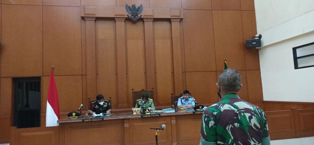 Kepala Seksi Intelijen Komando Resor Militer 133/Nani Wartabone Gorontalo Kolonel (Inf) Priyanto (depan) mengikuti sidang tuntutan kasus dugaan pembunuhan berencana atas dua korban kecelakaan lalu lintas di Nagreg, Kabupaten Bandung, di Pengadilan Militer Tinggi II Jakarta, Kamis (21/4/2022).