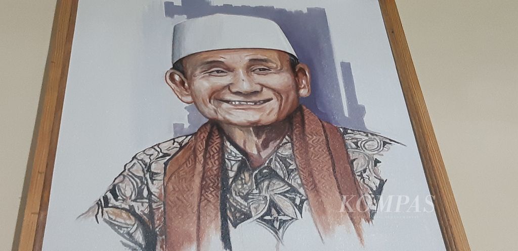 Potret gambar Buya Syakur yang terpampang di dinding Pondok Pesantren Cadangpinggan, Kabupaten Indramayu, Jawa Barat, Rabu (17/1/2024). Buya Syakur, Pengasuh Ponpes Cadangpinggan, wafat pada Rabu dini hari karena sakit.