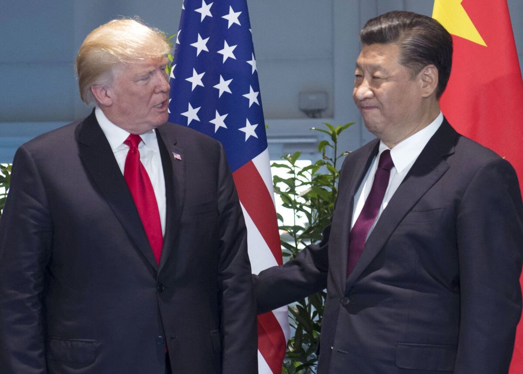 Presiden Amerika Serikat Donald Trump (kiri) dan Presiden China Xi Jinping bertemu di sela-sela G-20 Summit di Hamburg, Jerman, Sabtu (8/7/2017).