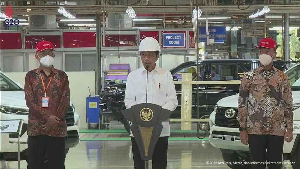 Presiden Joko Widodo memberikan sambutan pada pencapaian produksi ekspor ke-2 juta unit dan pelepasan ekspor perdana Fortuner ke Australia oleh PT Toyota Motor Manufacturing Indonesia di Kabupaten Karawang, Jawa Barat, Selasa (15/2/2022).