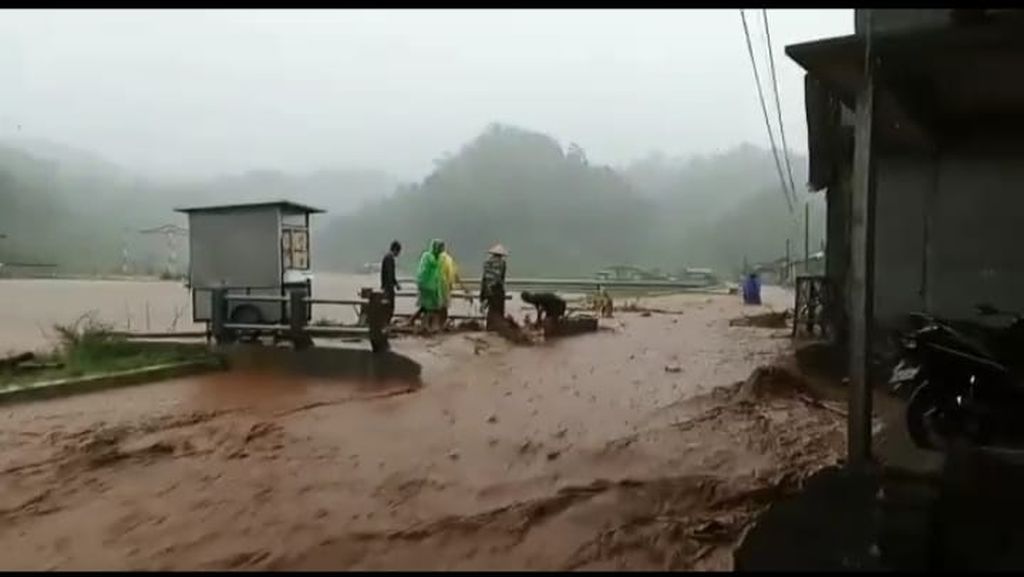 Banjir melanda wilayah Tegalsari, Garung, Wonosobo, Jawa Tengah, Kamis (10/3/2022).