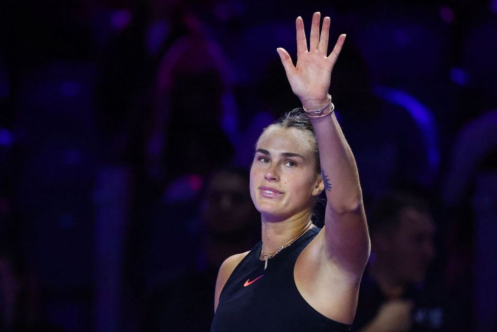 Aryna Sabalenka merayakan kemenangannya atas Jasmine Paolini pada pertandingan Final WTA di Riyadh, 4 November 2024. Petenis Belarus ini menjadi petenis nomor satu dunia akhir tahun setelah kekalahan Iga Swiatek dari Coco Gauff.