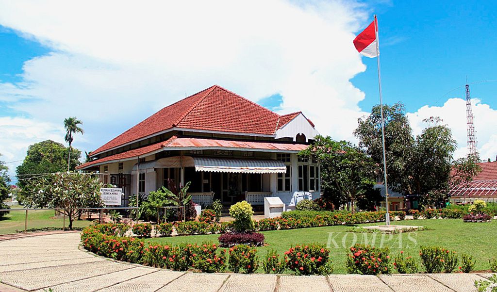 Rumah pengasingan Bung Karno yang berada di Kelurahan Anggut Atas, Kecamatan Ratu Samban, Kota Bengkulu, Provinsi Bengkulu beberapa waktu lalu. Rumah ini pernah dihuni Bung Karno tahun 1938-1942. Di rumah inilah sang proklamator untuk pertama kalinya bertemu dengan Fatmawati. 