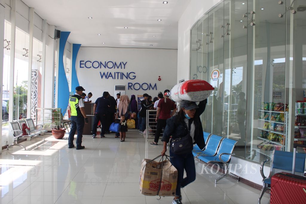 Prospective passengers enter the economy class waiting room at the Bandar Deli Passenger Terminal, Belawan Port, Medan, North Sumatra, on Tuesday (27/2/2024). About 193.6 million people or 70 percent of the Indonesian population will travel during the 2024 Eid al-Fitr holiday.