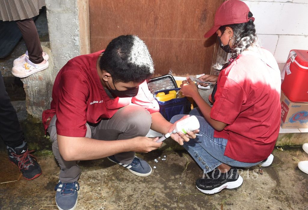 Petugas menyiapkan vaksin penyakit mulut dan kuku ke sapi perah di Kelurahan Bendul Merisi, Kecamatan Wonocolo, Kota Surabaya, Jawa Timur, Sabtu (25/6/2022). 
