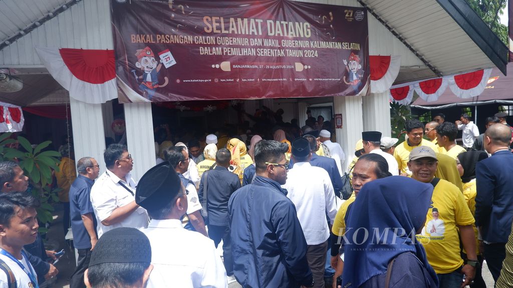 Suasana di depan Kantor Komisi Pemilihan Umum Provinsi Kalimantan Selatan di Banjarmasin, Rabu (28/8/2024). Kantor KPU Kalsel dipadati banyak orang saat berlangsung pendaftaran bakal pasangan calon gubernur dan wakil gubernur dalam pemilihan serentak tahun 2024.