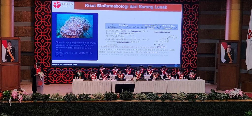 Masteria Yunovilsa Putra saat memberikan orasi ilmiah berjudul “Keanekaragaman Senyawa Bahan Alam dari Invertebrata Laut Indonesia dan Potensinya sebagai Bahan Baku Obat” di Jakarta, Kamis (14/12/2023). Ia dikukuhkan sebagai profesor riset bidang bioteknologi kesehatan Badan Riset dan Inovasi Nasional (BRIN).