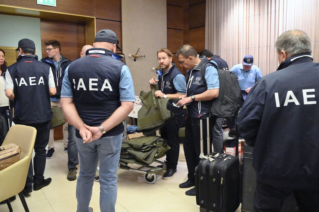 Anggota tim Badan Tenaga Atom Internasional (IAEA) bersiap untuk berangkat dari Bandara Vienna, Austria, menuju Ukraina, 29 Agustus 2022. Mereka hendak memeriksa PLTN Zaporizhia. 
