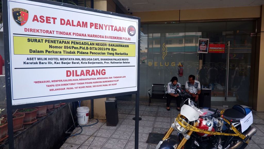 Plang Badan Reserse Kriminal Polri dipasang di depan gedung yang terkait tindak pidana pencucian uang bandar narkoba Fredy Pratama di Banjarmasin, Kalimantan Selatan, Selasa (12/9/2023). 