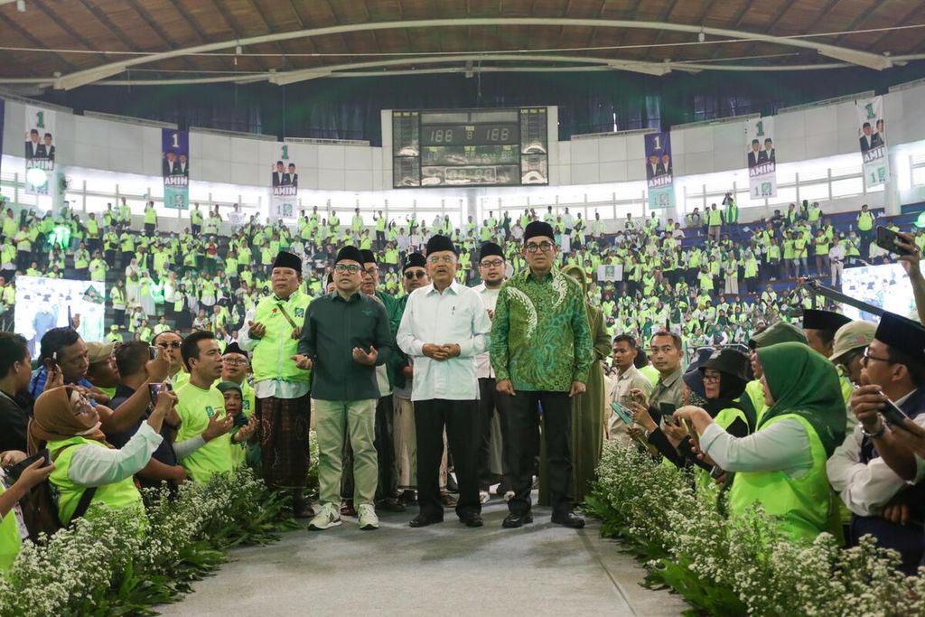Calon wakil presiden nomor urut 1, Muhaimin Iskandar, dan Wakil Presiden ke-10 dan ke-12 RI Jusuf Kalla menghadiri konsolidasi dengan para kader dan sukarelawan pendukung Anies-Muhaimin (AMIN) se-Jatim di DBL Arena Surabaya, Jawa Timur, Rabu (10/1/2024).