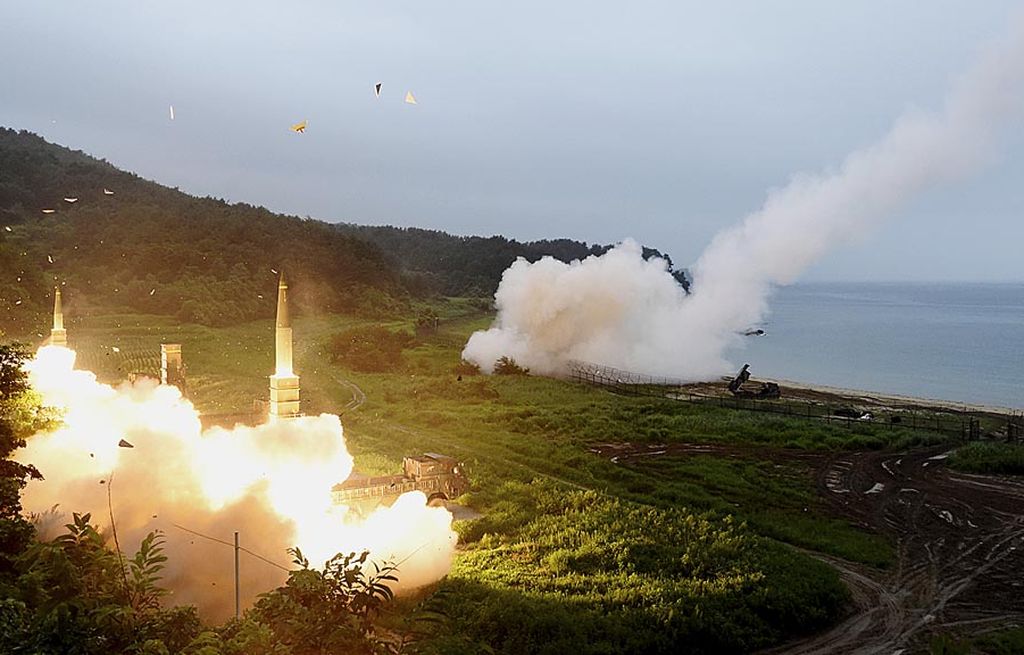  Dalam foto yang dirilis Kementerian Pertahanan Korea Selatan, sistem rudal Hyunmoo II milik Korsel di sebelah kiri dan sistem rudal taktis milik AS menembakkan rudal masing-masing dalam latihan militer bersama untuk menandingi Korut di lokasi yang tidak disebutkan di Korsel, Sabtu (29/7). 