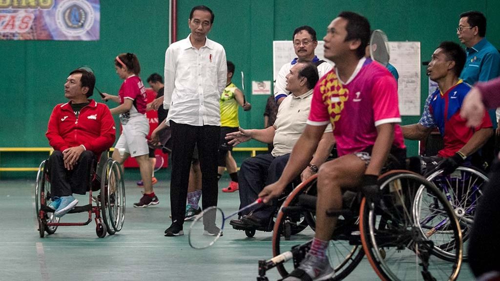 Presiden Joko Widodo melihat atlet bulu tangkis kursi roda berlatih saat mengunjungi Pelatnas atlet Asian Para Games 2018 di Solo Baru, Sukoharjo, Jawa Tengah, Sabtu (15/9/2018). 
