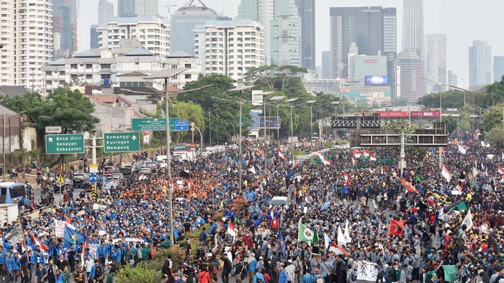 Para mahasiswa memadati Jalan Gatot Subroto saat berunjuk rasa di depan Gedung DPR Senayan, Jakarta, Selasa (24/9/2019). Mereka menuntut dibatalkannya Undang-undang Komisi Pemberantasan Korupsi (UU KPK) yang baru saja direvisi dan menolak Revisi Kitab Undang-undang Hukum Pidana (RKUHP).