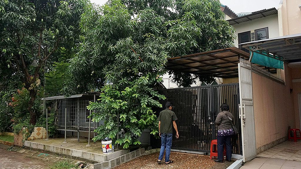 Warga   melihat rumah tetangga mereka yang dijadikan tempat produksi pil ekstasi di Tangerang, Kamis (18/1). Pada Rabu lalu, rumah tersebut digerebek Badan Narkotika Nasional.