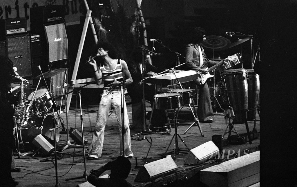 Grup musik Bandung, The Rollies, ketika tampil di Istora Senayan, Jakarta, 22 Juli 1972. Dari kiri, Iskandar (saksofon), Bonny (gitaris), Benny Likumahua (trombon) dan Bangun Sugito (vokalis utama). Mereka tampil bersama grup musik AKA dari Surabaya serta Rhapsodia dari Bandung. 