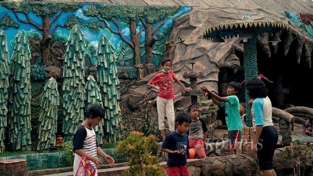 Anak-anak bermain di taman di Semper Barat, Cilincing, Jakarta Utara, Selasa (31/8/2021). Anak-anak yang terpapar polusi udara atau zat berbahaya rentan mengalami gangguan saluran pernapasan dan masalah kesehatan lainnya yang mengancam tumbuh kembang mereka. Lingkungan sehat, bersih, dan aman seharusnya menjadi kondisi awal pertumbuhan bagi anak-anak agar mereka tumbuh dan berkembang secara optimal.
