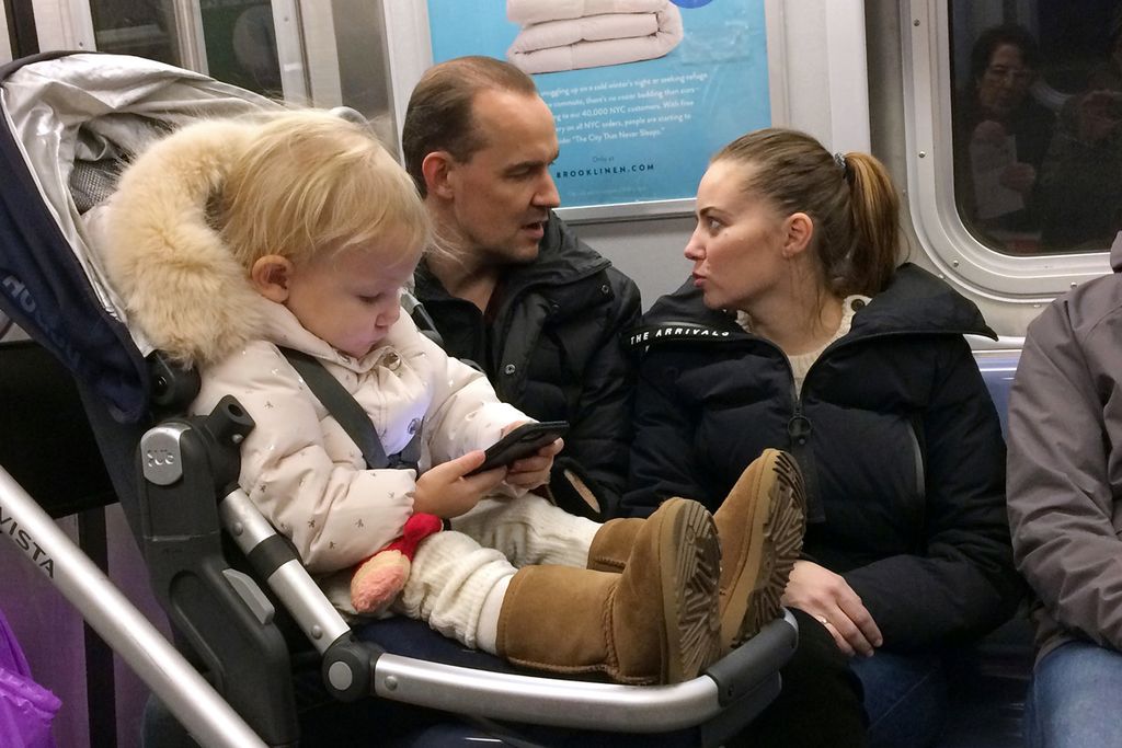 Anak balita bermain ponsel di kereta bawah tanah di New York, Amerika Serikat, pada Desember 2017.
