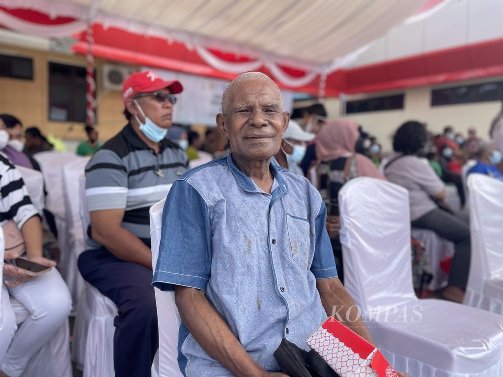 Salman Sorontouw, warga yang menjalani operasi katarak gratis Kementerian Sosial di Rumah Sakit Bhayangkara, Kota Jayapura, Papua, Kamis (14/12/2023).