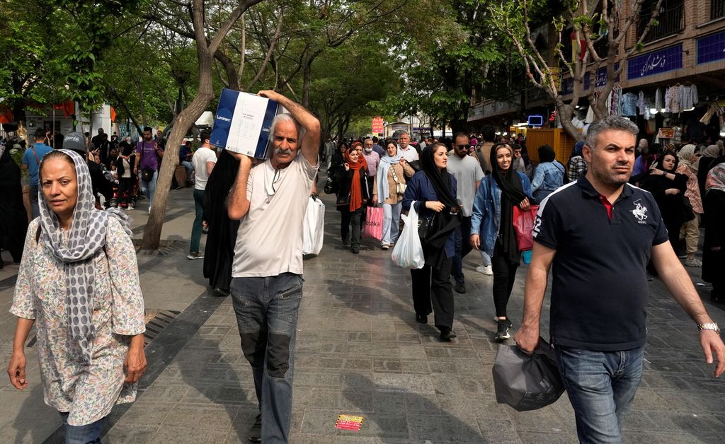 Warga berbelanja di Teheran, Iran, Selasa (16/4/2024). Iran menegaskan serangan terbatas terhadap Israel dilakukan untuk membela diri setelah serangan yang dilakukan Israel terhadap konsulat Iran di ibu kota Suriah, Damaskus.  