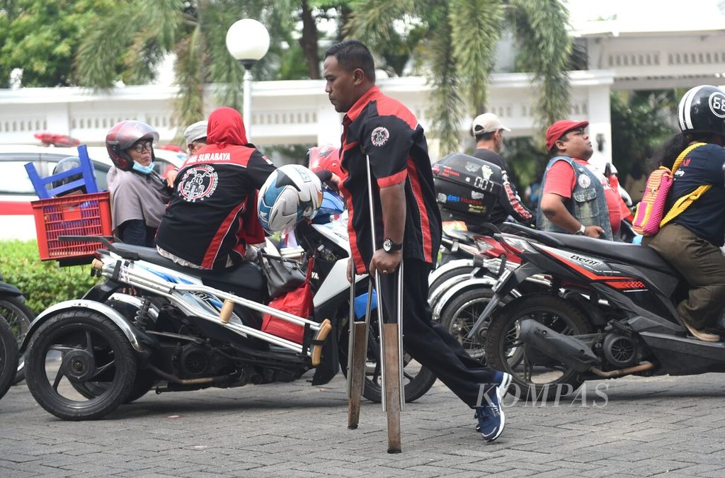 Peserta Lintas Batas Disabilitas menuju sepeda motor roda tiganya di Kantor Gubernur Jawa Timu, Surabaya, Selasa (28/11/2023). 