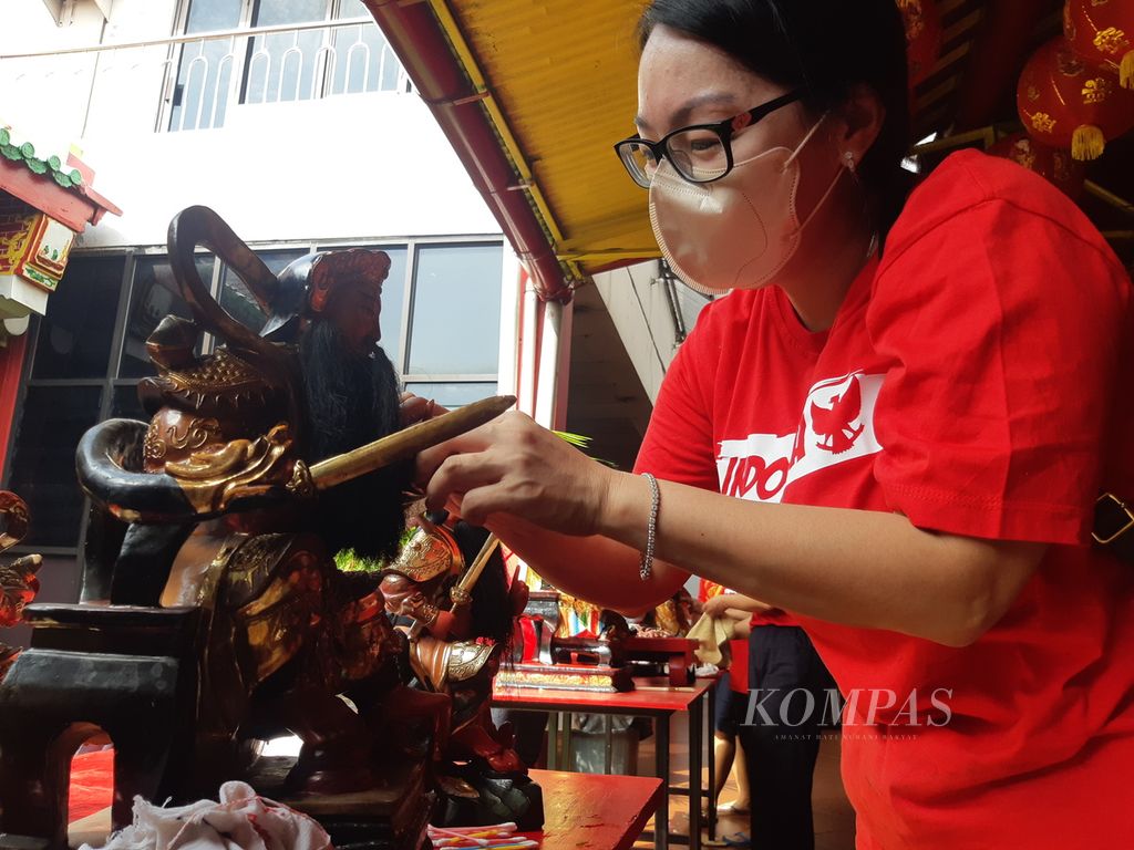 Warga keturunan Tionghoa membersihkan salah satu patung dewa di Wihara Dewi Welas Asih, Kota Cirebon, Jawa Barat, Senin (16/1/2023). Ritual memandikan patung dewa sekali setahun itu untuk menyambut Tahun Baru Imlek yang jatuh pada Minggu (22/1/2023).