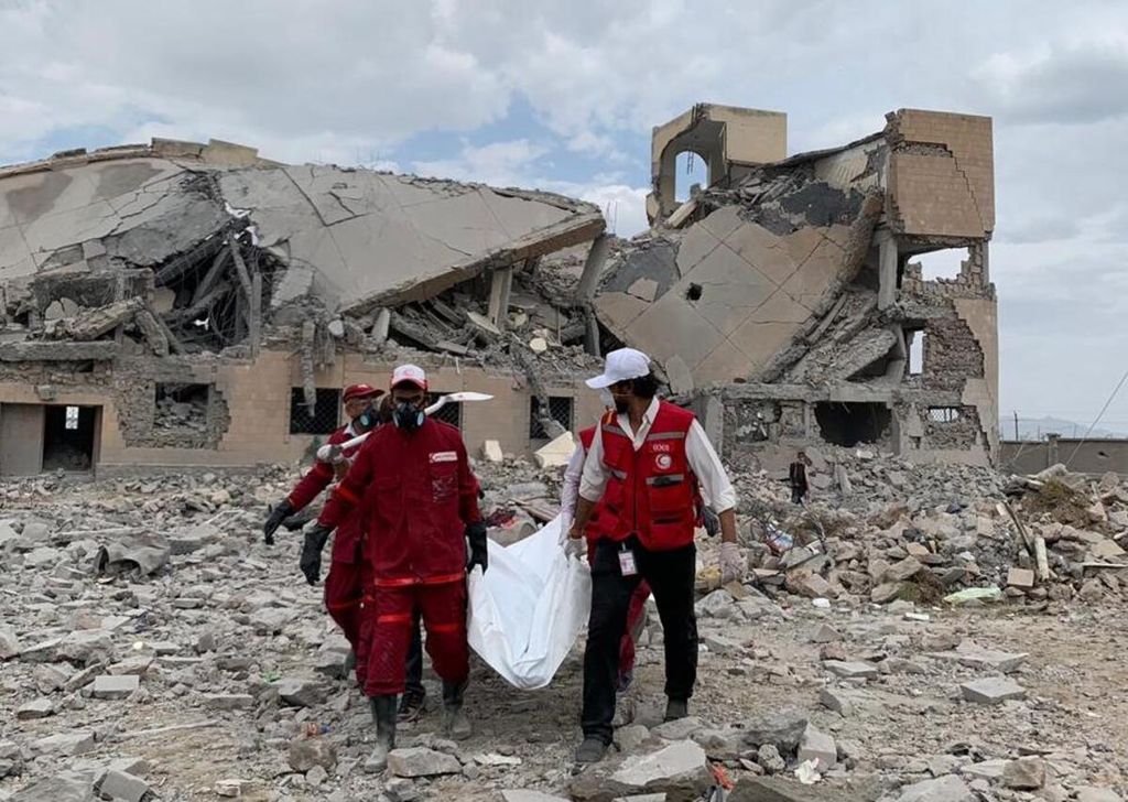 Relawan Bulan Sabit Merah Yaman membawa jenazah korban serangan udara pada gedung tahanan di Dhamar, Yaman, 1 September 2019. Komite Internasional Palang Merah (ICRC) menyebutkan, gedung tahanan itu menampung sekitar 170 tahanan. Sebanyak 40 orang luka-luka akibat serangan itu, sisanya diperkirakan tewas meski jumlah korban belum bisa dikonfirmasi.