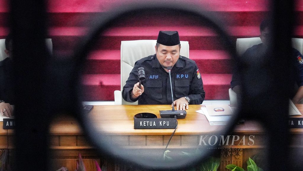 Ketua KPU Mochammad Afifuddin mengetuk palu menetapkan hasil rekapitulasi suara nasional Pileg 2024 pascapelaksanaan putusan Mahkamah Konstitusi, di Ruang Sidang Komisi Pemilihan Umum, Jakarta, Minggu (28/7/2024).