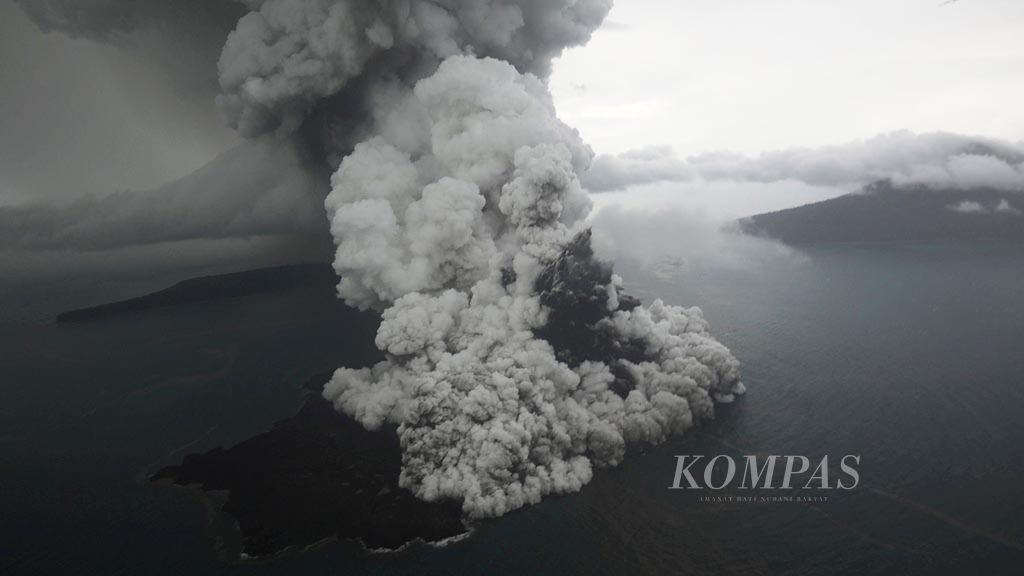 Aktivitas letupan abu vulkanik dari Gunung Anak Krakatau di Selat Sunda terpantau dari udara, diambil dari pesawat Cessna 208B Grand Caravan milik maskapai Susi Air, Minggu (23/12/2018).