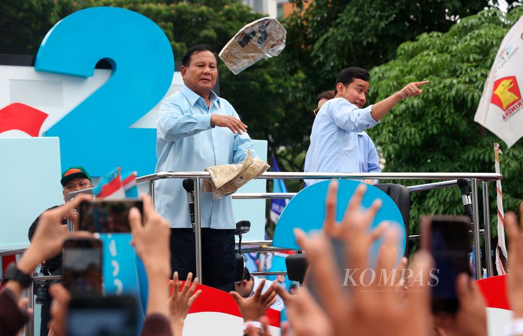 Pasangan calon presiden dan wakil presiden Prabowo Subianto (kiri) dan Gibran Rakabuming Raka saat pawai menuju lokasi kampanye di Lapangan Pancasila, kawasan Simpang Lima, Kota Semarang, Jawa Tengah, Minggu (28/1/2024).  