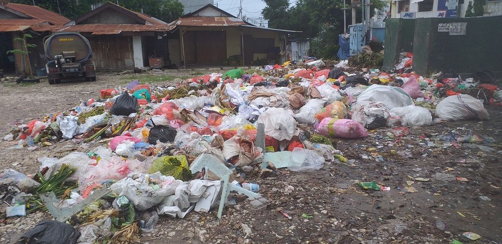 Sampah berserakan seusai malam pergantian tahun di Oebobo Kota Kupang, Sabtu (1/1/2021). 