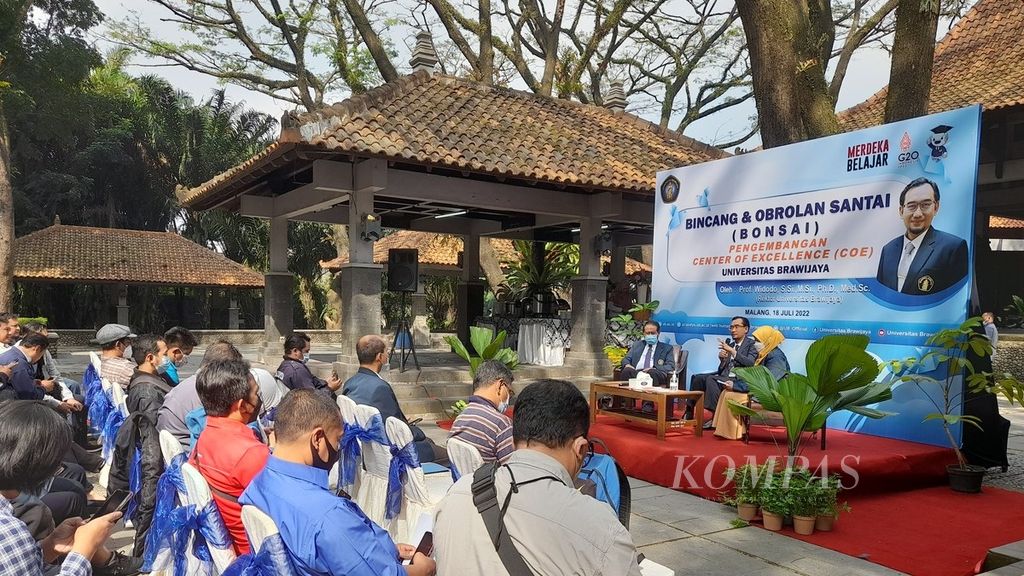 Rektor Universitas Brawijaya Malang Widodo tengah berbicara di hadapan pimpinan dan awak media dalam acara Bincang dan Obrolan Santai di kampus itu, Senin (18/7/2022).