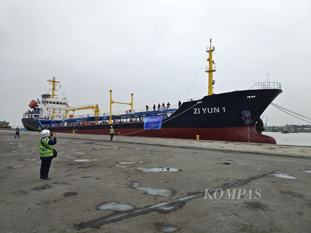 The condition of an imported oil tanker from China which was seized by the Ministry of Trade at the dock of PT Pelabuhan Indonesia (Persero) in Palembang on Wednesday (May 8, 2024).