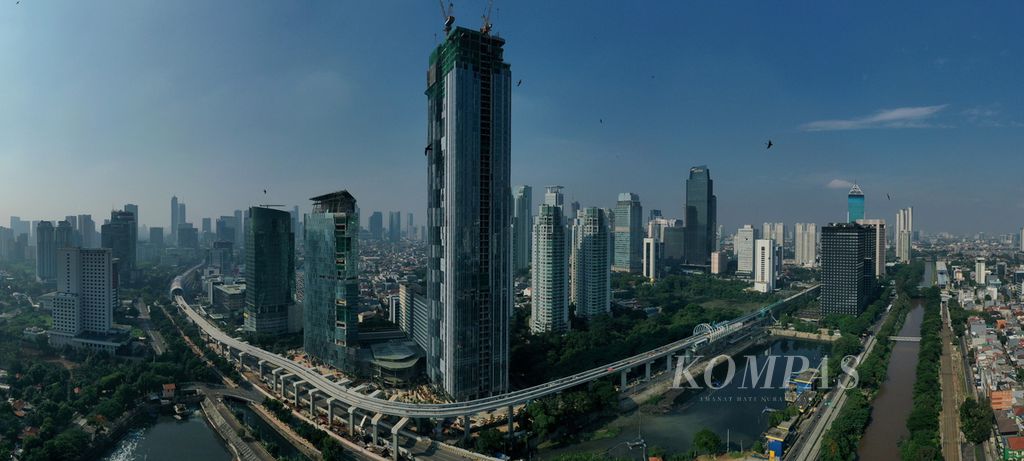 Foto udara panorama proyek lintasan <i>long span</i> atau jembatan bentang panjang LRT Jabodebek di kawasan Dukuh Atas, Kuningan, Jakarta Selatan, Minggu (15/11/2020).