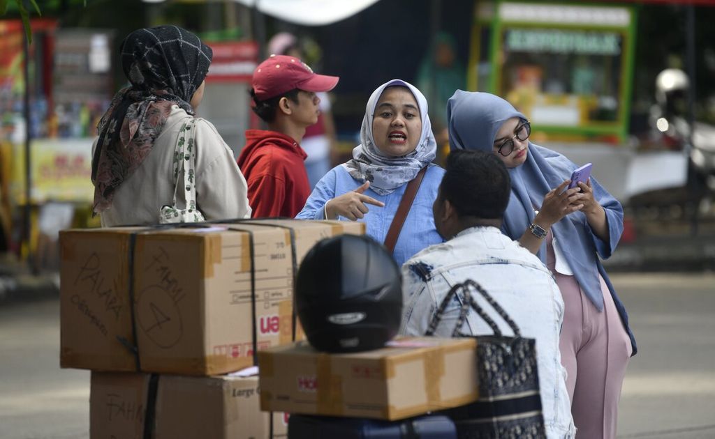 Penumpang menunggu keberangkatan bus antarkota antarprovinsi di Terminal Bus Poris Plawad, Kota Tangerang, Banten, Minggu (9/4/2023). 