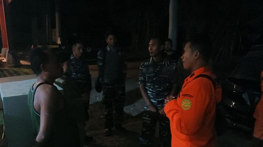 Koordinasi proses evakuasi terhadap awak kapal nelayan Sumber Berkat yang karam di perairan TN Alas Purwo Banyuwangi. Jawa Timur, Sabtu (24/6/2023) malam.
