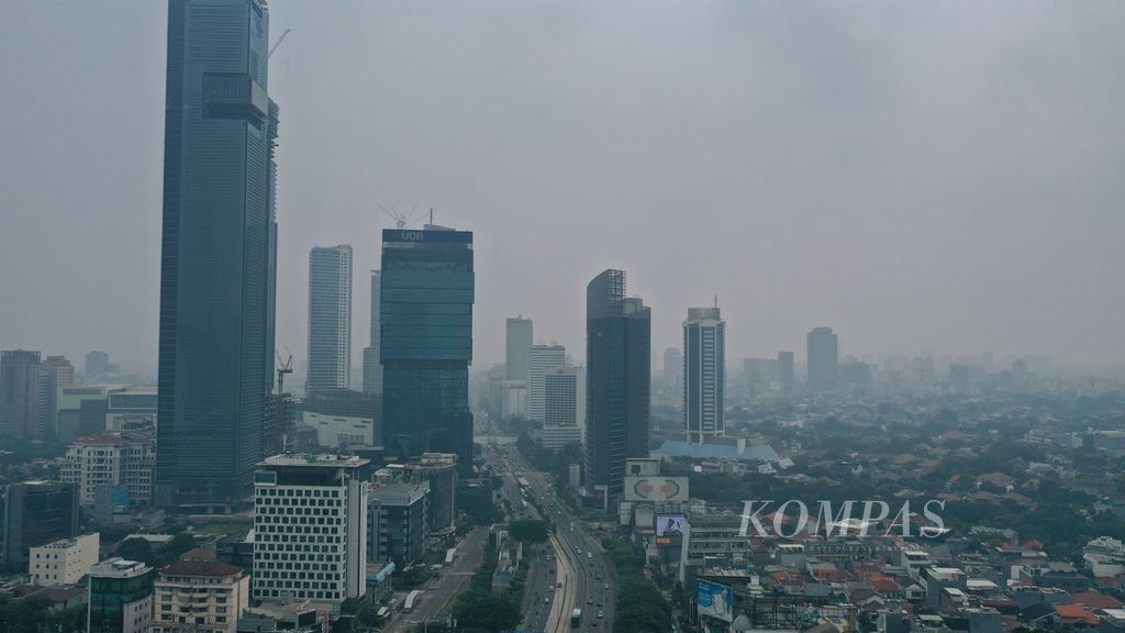 Polusi udara di kawasan Menteng, Jakarta Pusat, Senin (9/5/2022) pukul 10.00 WIB. Kualitas udara di Jakarta masih belum ramah pada perempuan dan anak-anak. 